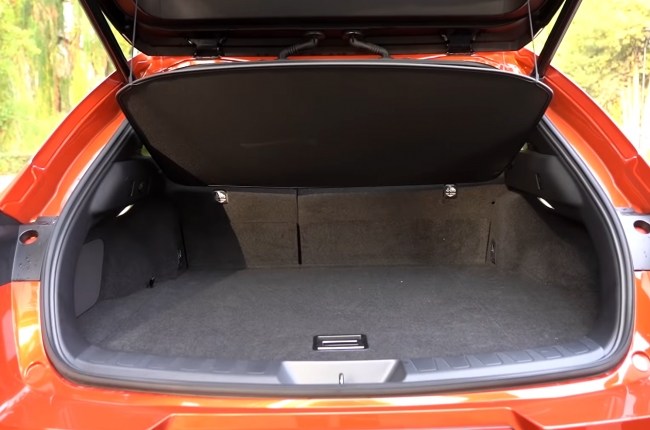 Lexus UX багажник