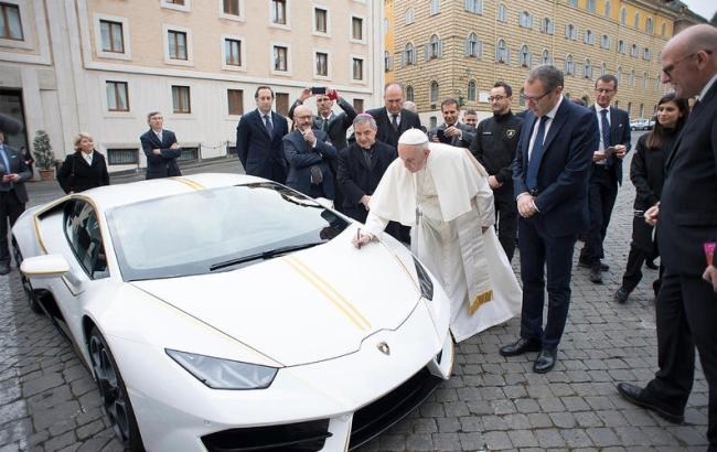 Папа Римский и Lamborghini Huracan 
