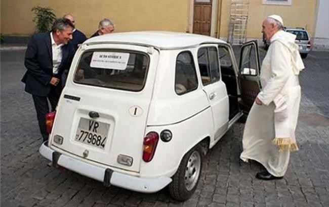 Папа Римский и Renault 4