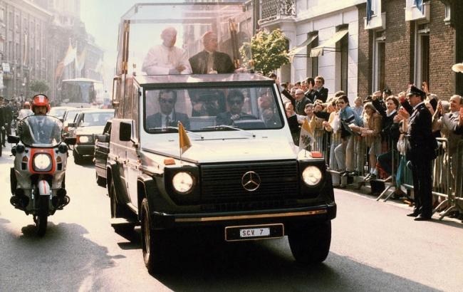 Папа Римский и Mercedes-Benz G-Wagen