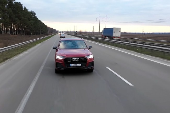 Audi SQ7 поведения в на дороге