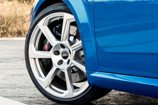 Деноминация скорости: купе и родстер Audi TT RS меняют образ суперкаров. Audi TT RS Roadster