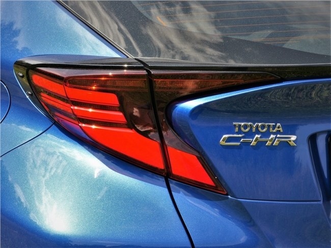 Toyota C-HR &#8212; Сама себе соперница. Toyota C-HR
