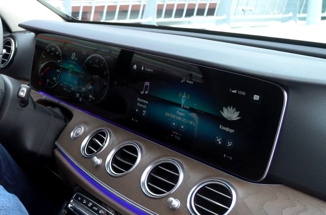Mercedes-Benz E-Class W213 панель приладів і мультимедіа