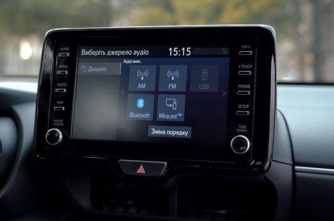 Toyota Yaris Hybrid экран мультимедийной системы