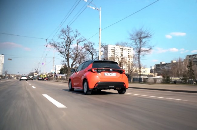 Toyota Yaris Hybrid в міст
