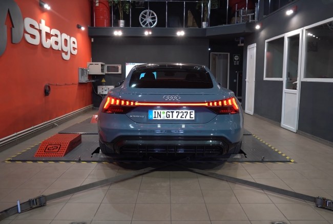 Audi e-tron GT на діностенді