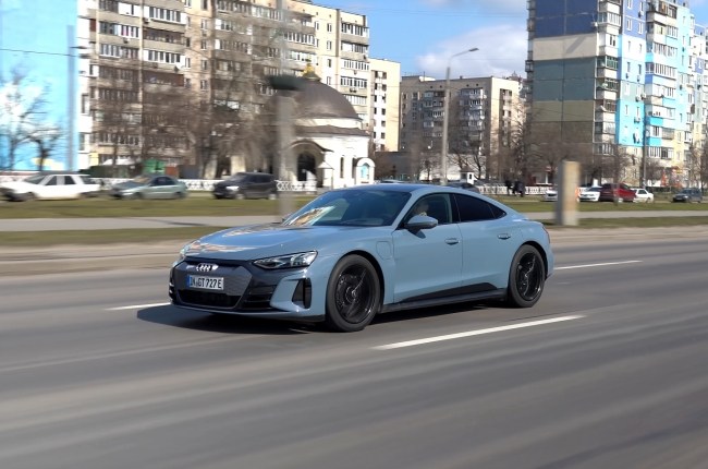 Audi e-tron GT в городе
