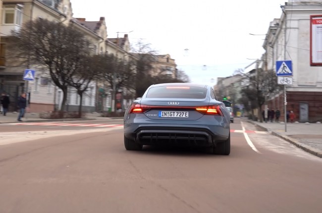 Audi e-tron GT поведение на дороге