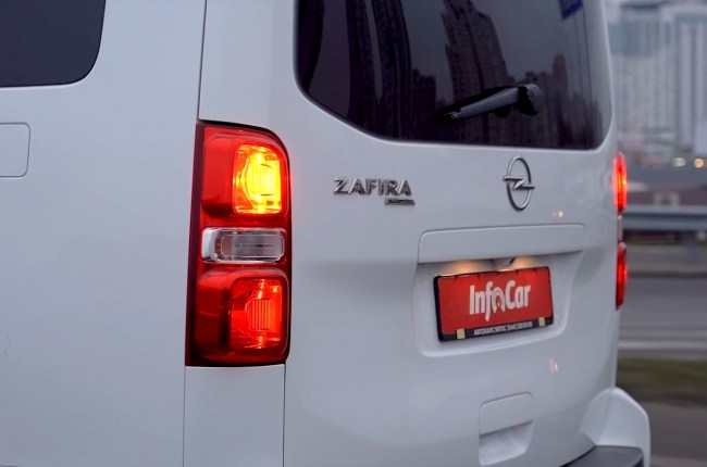 Opel Zafira Life задние фонари