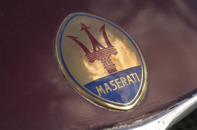 Эмблема в виде трезубца Maserati