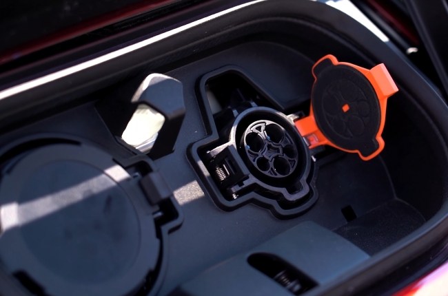 Nissan Leaf порт зарядки