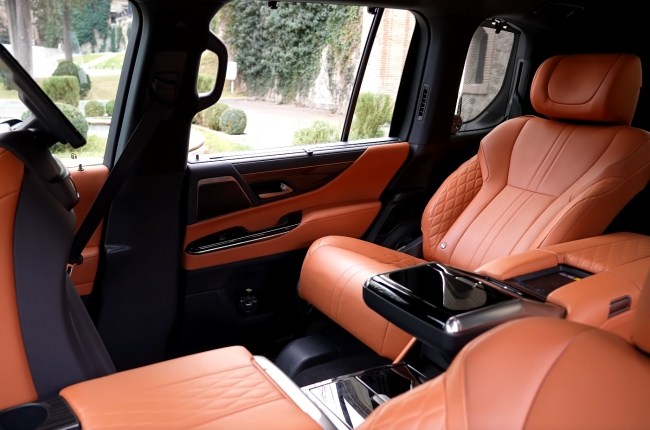 Lexus LX задние сиденья