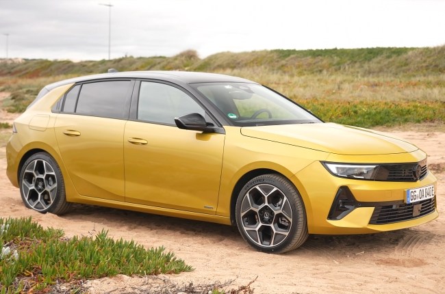 Opel Astra вид сбоку