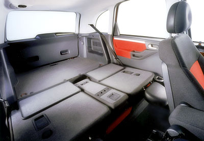 Оцените возможности трансформации задних сидений: от двух лимузиноподобных кресел с разделяющим подлокотником до грузовой площадки