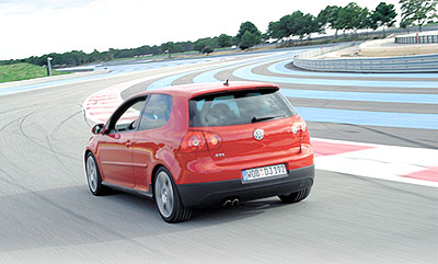 Шасси GTI: цепкость плюс комфорт. Сочетание этих качеств - давняя традиция спортивных VW гольф-класса.