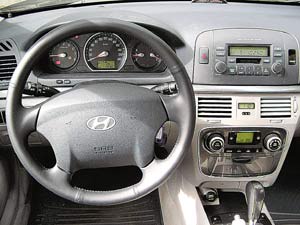 Панель приборов в Hyundai NF словно позаимстрвована у автомобиля на пару классов «дешевле» - никакой изюминки.