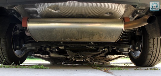 Глушитель расположен поперек автомобиля, благодаря чему риск повредить его о бровку ниже