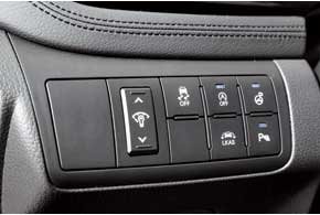 В топ-версии есть парктроник, ESP и система контроля за дорожной разметкой, которые можно отключить.