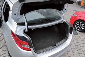 Объем багажника составляет 505 литров. В базовой комплектации машина оснащается полноразмерным запасным колесом.