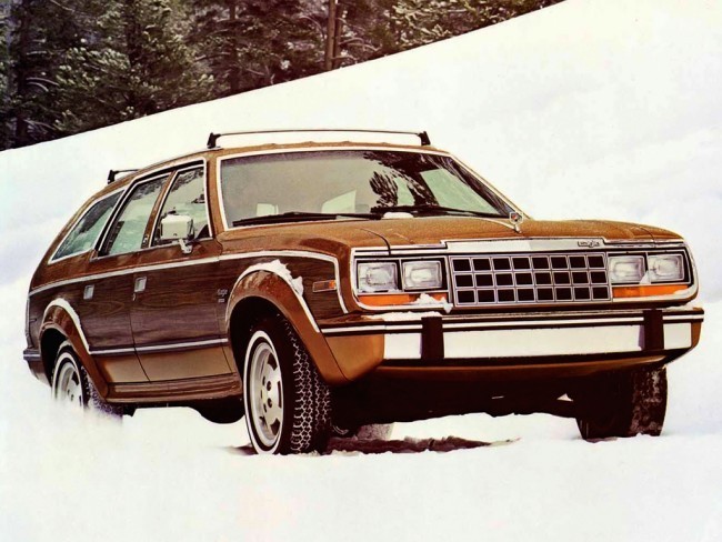 АМС Eagle образца середины восьмидесятых. Понадобилось два с половиной десятка лет, чтобы производители вернулись к концепции универсалов с «кросс-пакетами». К слову, именно Eagle впервые стали называть кроссовером после того, как компания Chrysler выкупила American Motors Corporation (AMC).
