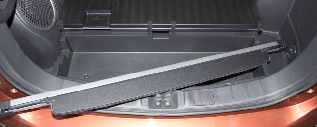 Под фальшполом даже предусмотрели специальные пазы для крепления снятой шторки багажника, но в топовой версии сабвуфер мешает положить шторку на место.