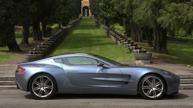 Один из самых красивых и совершенных Aston Martin нашего времени - One-77 с 7,3-литровым V12 мощностью 750 л. с. Всего было выпущено 77 экземпляров модели. На сборку только интерьера каждого автомобиля 27 специалистов компании тратили по 2700 человеко-часов