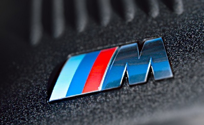 Фирменная спортивная эмблема BMW