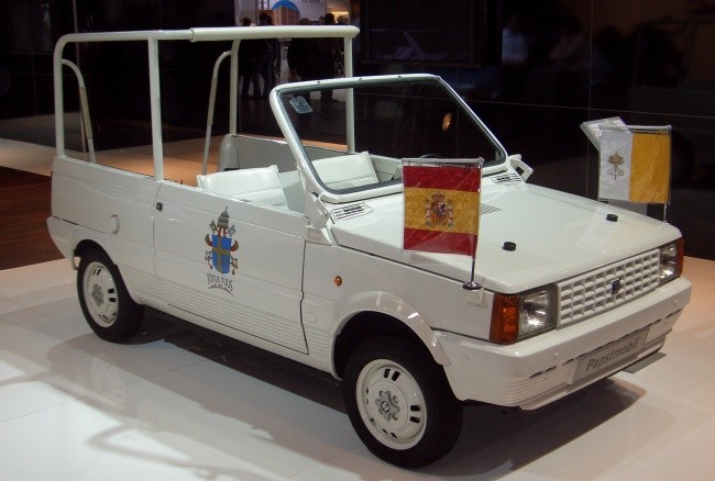 "Папамобиль" на базе модели Marbella использовался в 1982 году