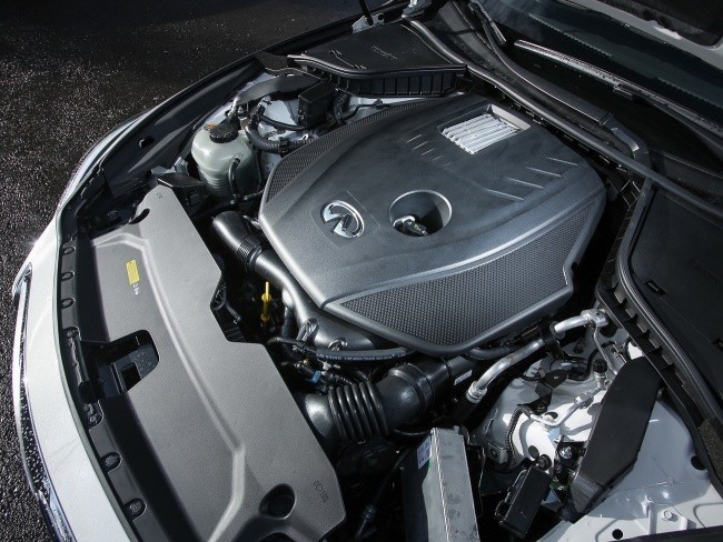 Вот так двигатель от Mercedes-Benz выглядит под капотом Infiniti Q50