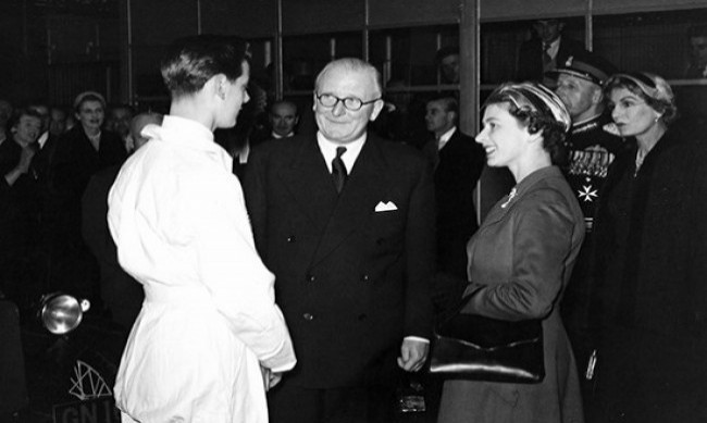 Королева Елизавета II и Сэр Уильям Лайонс на заводе Jaguar 1956 год