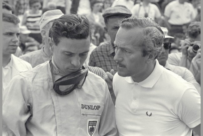 Колин Чепмен (справа) и автогонщик Джим Кларк