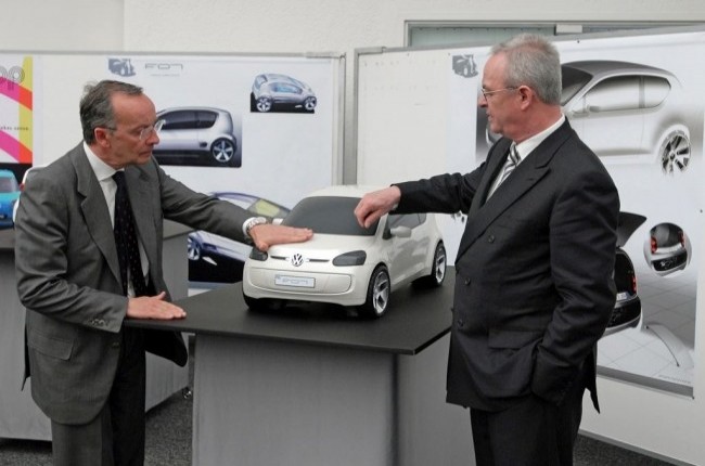 Вальтер де Сильва демонстрирует макет Volkswagen Up! Мартину Винтеркорну