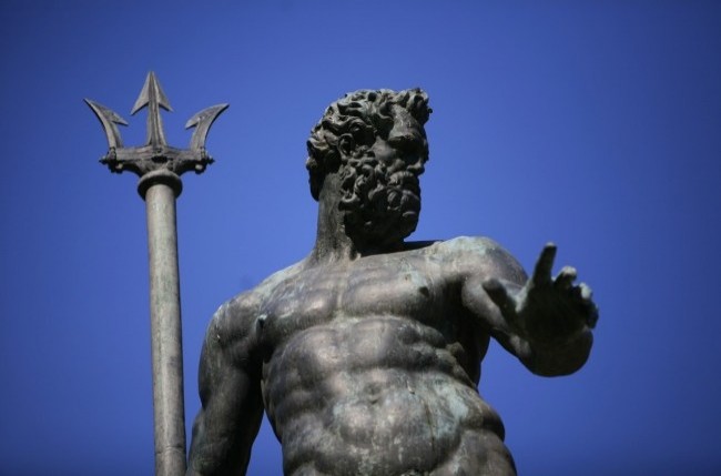 Статуя Нептуна на площади Маджиори (Piazza Maggiore) в Болонье, Италия