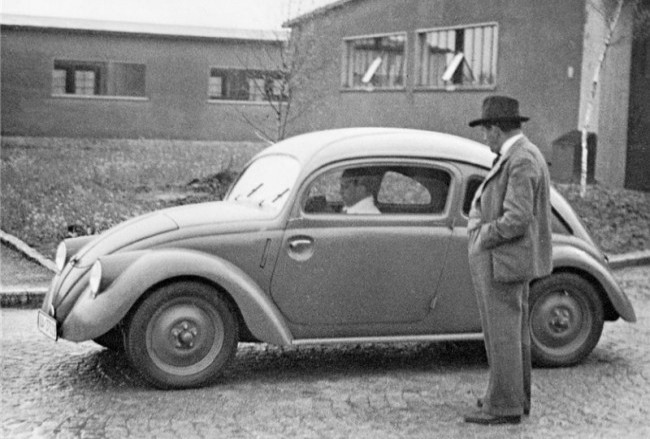 Volksauto (прототип) на испытаниях. Рядом Фердинанд Порше