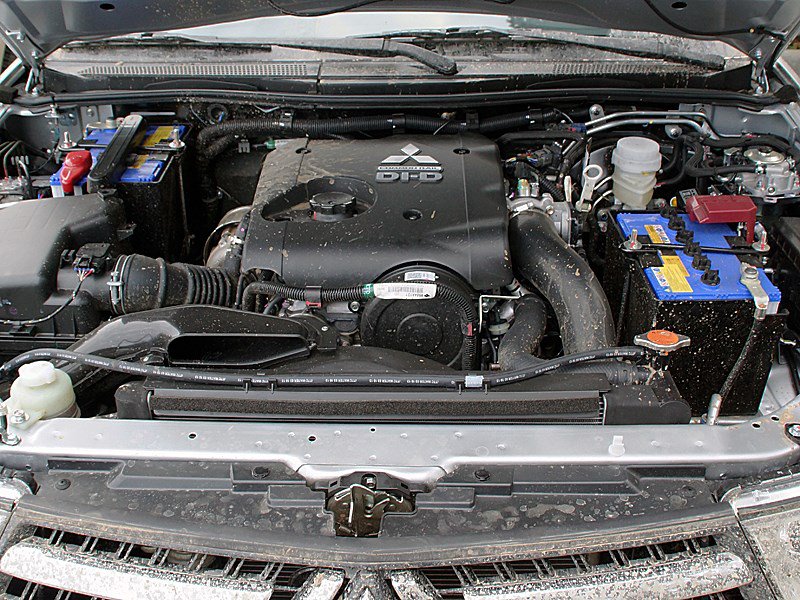 Mitsubishi l200 двигатель. Mitsubishi Pajero Sport 2 дизель мотор. Mitsubishi Pajero Sport 2 подкапотное пространство. L200 Mitsubishi моторный отсек. Двигатель Паджеро спорт 2.