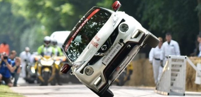 «Заряженный» Nissan Juke побил рекорд по езде на двух колесах