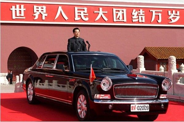 В Китае впервые разбили правительственный лимузин HongQi H5