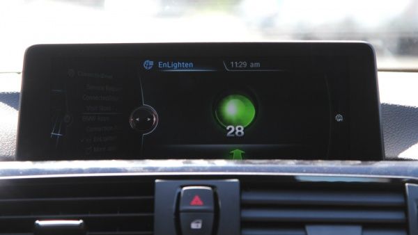 Машины BMW научились рассказывать водителю о сигналах светофора