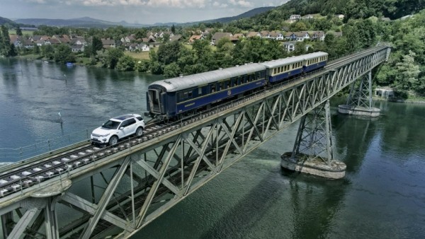 Land Rover Discovery Sport протащил по рельсам 100-тонный поезд
