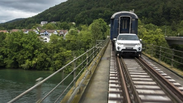 Land Rover Discovery Sport протащил по рельсам 100-тонный поезд