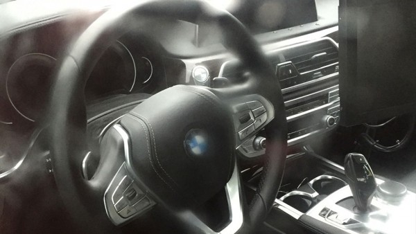 Интерьер новой «пятерки» BMW сфотографировали без камуфляжа