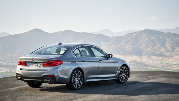 Новая «пятерка» BMW научилась слушаться жестов и парковаться без водителя
