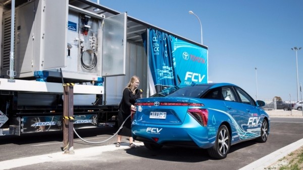 Экологичные «Тойоты» будет заправлять дизельный грузовик