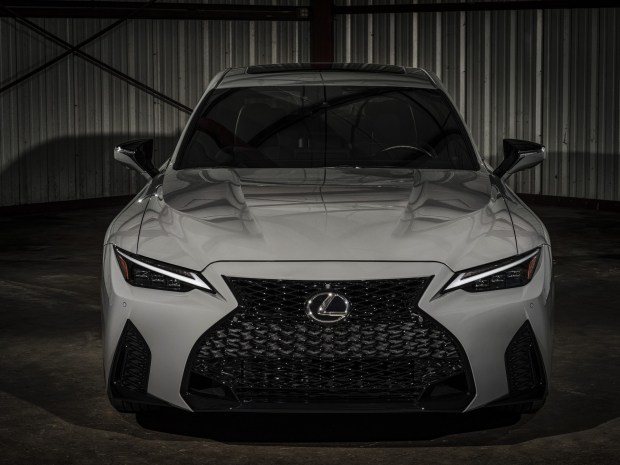 На память: Lexus выпустит спецверсию IS с атмосферным V8
