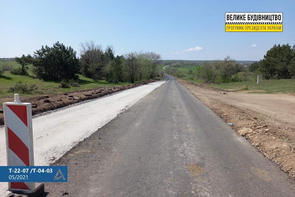Заасфальтировали 20 км дороги. Украина с Херсона на большую Александровку дорога. В Херсонской области ремонтируют дороги между населенными пунктами. Развилка покрашена Берислав 2022.