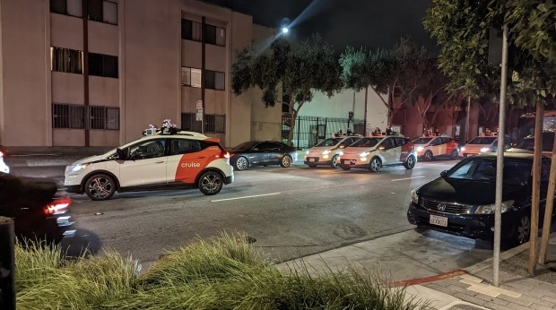 Бунт беспилотных автомобилей: роботы-такси заблокировали движение в Сан-Франциско 1