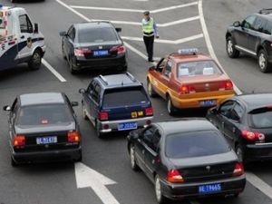 Реализации авто в КНР снизились из-за ужесточения автотранспортной политики