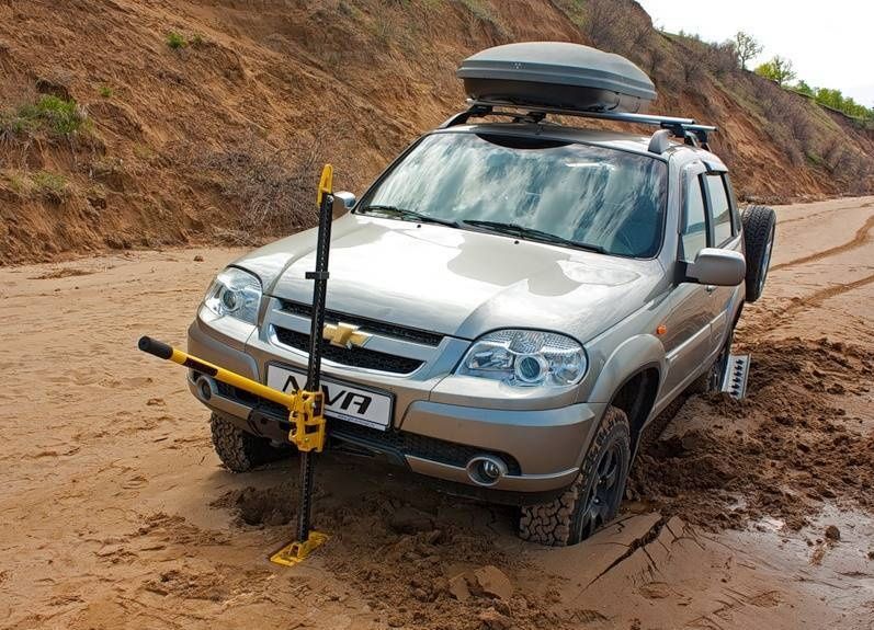 Chevrolet Niva белая Offroad