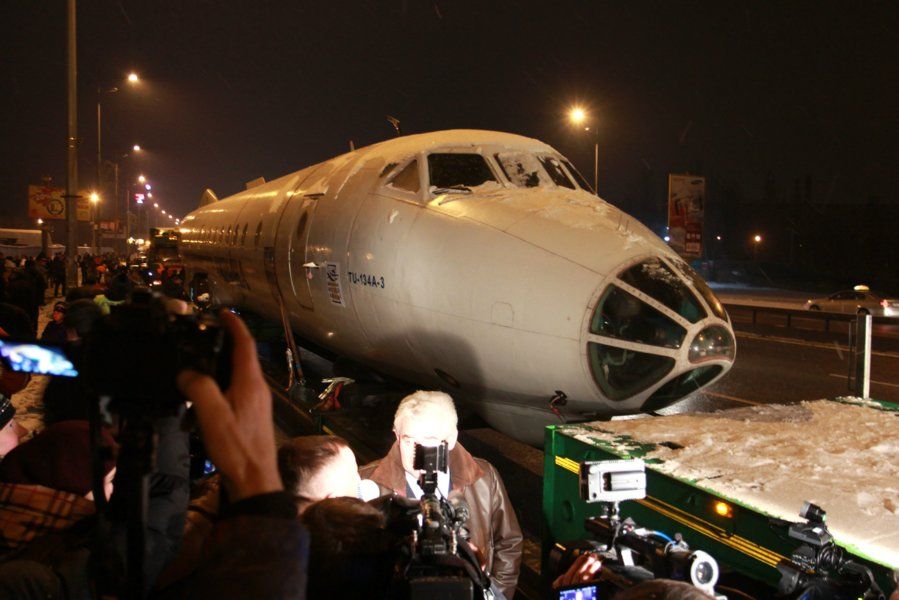 По улицам Киева проехал президентский самолет. ФОТО
